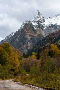 Dombay, Karachay-Çerkesya Cumhuriyeti, Rusya 'daki yüksek karlı dağların güzel manzarası. Sonbahar tatillerinde İskoçya 'da yürümek