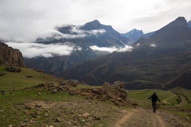 Kabardino-Balkaria, Rusya 'daki Kafkasya dağlarındaki Cherek vadisi manzarası. Seyahat ve doğa yürüyüşü