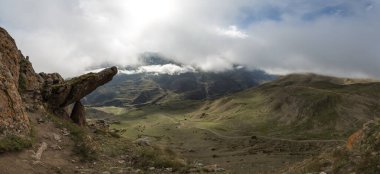 Rusya 'nın Kabardino-Balkaria bölgesindeki Kafkasya dağlarındaki Cherek Vadisi' ndeki kayalık Trol dilinin panoramik görüntüsü. Sonbahar manzarası, seyahat ve yürüyüş