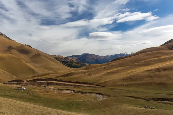 Rusya 'nın Karachay-Çerkesya Cumhuriyeti' ndeki Kafkas dağlarının manzarası