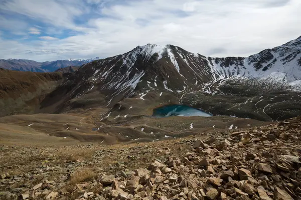 Rusya 'nın Karachay-Çerkesya Cumhuriyeti' ndeki Kafkasya dağlarındaki göl manzarası