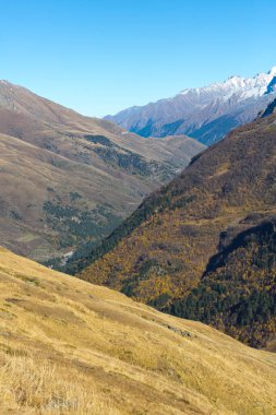Rusya 'nın Kabardino-Balkaria kentindeki Cheget Dağı' ndan Kafkas dağlarının panoramik manzarası ve Baksan geçidi. Güneşli bir sonbahar günü