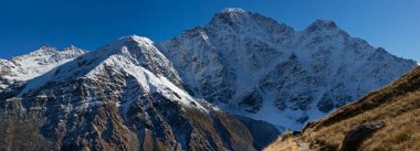 Kabardino-Balkaria, Rusya 'daki Kafkas dağlarının panoramik manzarası. Güneşli bir sonbahar günü. Alp manzarası