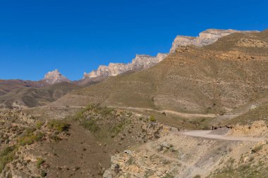 Kabardino-Balkaria Cumhuriyeti 'ndeki Kafkas dağları, güneşli sonbahar gününde Rusya, seyahat ve keşif
