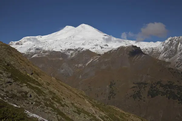 Kabardino-Balkaria, Rusya 'daki Cheget Dağı' ndan Elbrus Dağı 'nın panoramik manzarası
