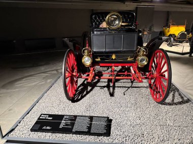 Vilnius, Litvanya - 15 Mart 2025 Klasik Sears Motor Buggy. Siyah gövdeli ve çarpıcı kırmızı tekerlekleri olan klasik üstü açık bir otomobil.. 