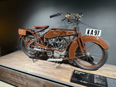 Vilnius, Litvanya - 15 Mart 2025: Vintage Wanderer SV 616 motorsiklet kapalı alanda sergilendi. Klasik, koyu kahverengi boya, deri eyer ve detaylı metal iskelet.. 