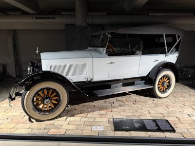 Vilnius, Litvanya - 15 Mart 2025: Eski araba Studebaker Big Six. Pürüzsüz, beyaz bir vücudu ve klasik siyah çamurlukları olan klasik bir otomobil.. 