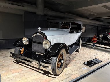 Vilnius, Litvanya - 15 Mart 2025: Eski araba Studebaker Big Six. Pürüzsüz, beyaz bir vücudu ve klasik siyah çamurlukları olan klasik bir otomobil.. 