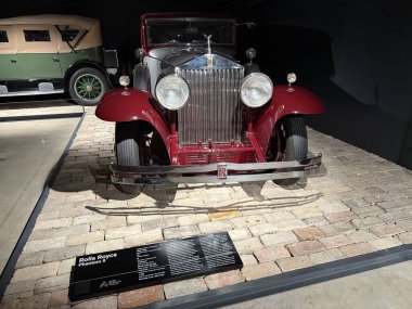 Vilnius, Litvanya - 15 Mart 2025 Rolls Royce Phantom II. Bir müzede sergilenen klasik araba, iki tonluk gümüş ve kestane rengi, belirgin bir krom ızgara ve cilalanmış çamurlukları olan.. 