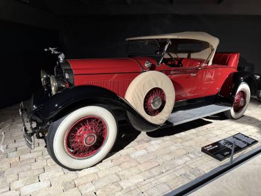 Vilnius, Litvanya - 15 Mart 2025: Vintage araba Packard 645 Deluxe Eight 