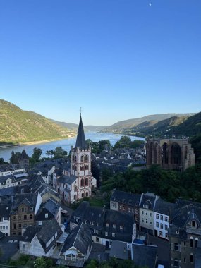 Bacharach 'ın panoramik görüntüsü. Ren Vadisi, Almanya 