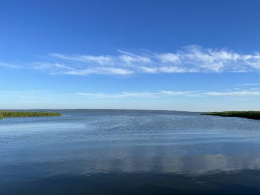 Polonya 'nın Krinica Morska kentindeki Vistula Gölü manzarası 