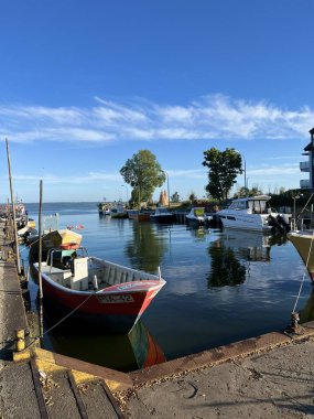 Krynica Morska, Polonya - 09 Temmuz 2023: Krinica Morska, Polonya 'daki Vistula Gölü manzarası 