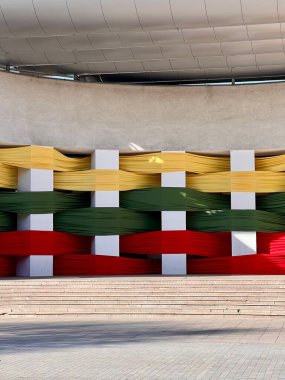 Binanın sütunları Litvanya Bağımsızlık Günü bayrağının renkleriyle süslenmiştir.