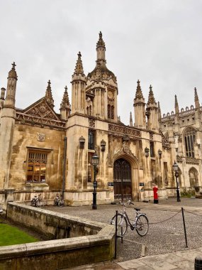 Cambridge Üniversitesi tarihi binası, Birleşik Krallık. Süslü taş cepheleri, sivri kemerleri ve kuleleri olan tarihi Gotik tarzı bir bina. Karmaşık ortaçağ mimari ayrıntıları yapıyı süslüyor..