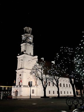 Kış tatilinde Kaunas Belediye Binası 'nın gece manzarası. Kaunas Belediye Binası gece aydınlanır, zarif beyaz perdesi ve uzun, yapılandırılmış kulesi sergilenir..