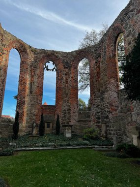 St. Nicholas Kilisesi harabesi ve Almanya 'nın Bautzen kentindeki terk edilmiş mezarlık. 