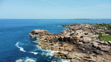 Fransa 'nın Brittany kentindeki Pembe Granit Sahili' ndeki hava manzaralı Ploumanach deniz feneri. Atlantik Okyanusu. 