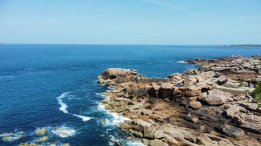 Fransa 'nın Brittany kentindeki Pembe Granit Sahili' ndeki hava manzaralı Ploumanach deniz feneri. Atlantik Okyanusu. 