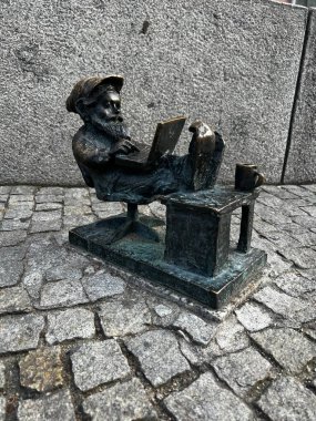 Wroclaw, Polonya sokaklarında cüce heykelcikler. Dizüstü bilgisayarı olan cüce
