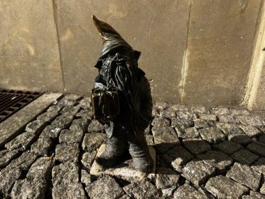 Wroclaw, Polonya sokaklarında cüce heykelcikler. Hediyeli cüce.