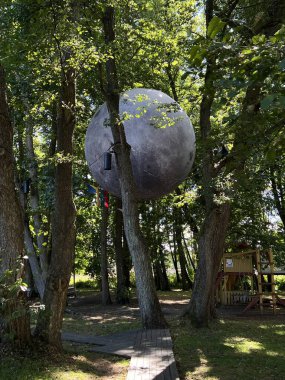 Litvanya 'daki Palanga Baltık Denizi Resort Kasabası. Parkta ay heykeli