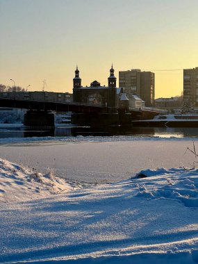 Panemune, Litvanya - 18 Aralık 2022: Litvanya 'nın Panemune kenti ile Rusya' nın Sovetsk kentini birbirine bağlayan Litvanya Rusya sınırındaki Kraliçe Louise Köprüsü. 
