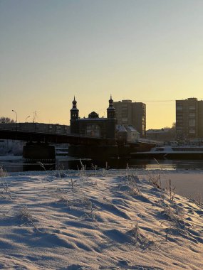 Panemune, Litvanya - 18 Aralık 2022: Litvanya 'nın Panemune kenti ile Rusya' nın Sovetsk kentini birbirine bağlayan Litvanya Rusya sınırındaki Kraliçe Louise Köprüsü. 