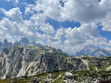 Ünlü İtalyan Ulusal Parkı Tre Cime di Lavaredo. Dolomitlerdeki Yürüyüşler.  