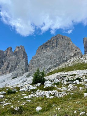 Ünlü İtalyan Ulusal Parkı Tre Cime di Lavaredo. Dolomitlerdeki Yürüyüşler.  