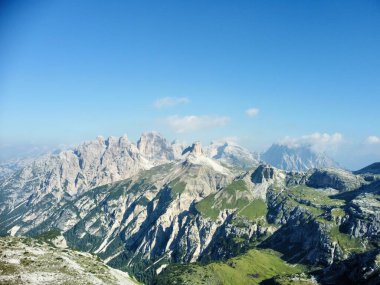Ünlü İtalyan Ulusal Parkı Tre Cime di Lavaredo. Dolomitlerdeki Yürüyüşler.  