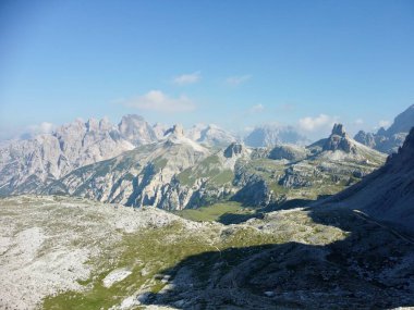 Ünlü İtalyan Ulusal Parkı Tre Cime di Lavaredo. Dolomitlerdeki Yürüyüşler.  