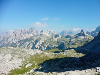 Ünlü İtalyan Ulusal Parkı Tre Cime di Lavaredo. Dolomitlerdeki Yürüyüşler.  