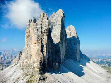 Ünlü İtalyan Ulusal Parkı Tre Cime di Lavaredo. Dolomitlerdeki Yürüyüşler.  