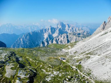 Ünlü İtalyan Ulusal Parkı Tre Cime di Lavaredo. Dolomitlerdeki Yürüyüşler.  