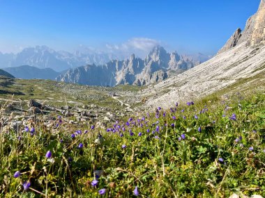 Ünlü İtalyan Ulusal Parkı Tre Cime di Lavaredo. Dolomitlerdeki Yürüyüşler.  
