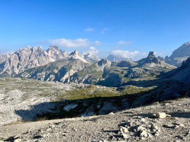 Ünlü İtalyan Ulusal Parkı Tre Cime di Lavaredo. Dolomitlerdeki Yürüyüşler.  