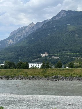 Vaduz 'daki şatonun manzarası. Lihtenştayn Prensinin Konutu  