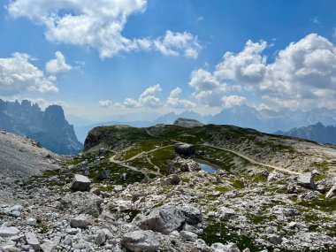 Ünlü İtalyan Ulusal Parkı Tre Cime di Lavaredo. Dolomitlerdeki Yürüyüşler