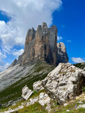 Ünlü İtalyan Ulusal Parkı Tre Cime di Lavaredo. Dolomitlerdeki Yürüyüşler