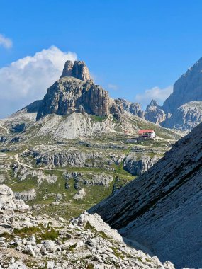 Ünlü İtalyan Ulusal Parkı Tre Cime di Lavaredo. Dolomitlerdeki Yürüyüşler.  
