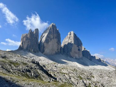 Ünlü İtalyan Ulusal Parkı Tre Cime di Lavaredo. Dolomitlerdeki Yürüyüşler