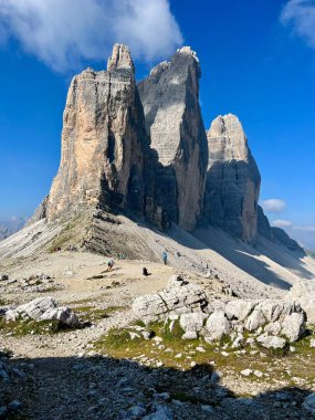 Ünlü İtalyan Ulusal Parkı Tre Cime di Lavaredo. Dolomitlerdeki Yürüyüşler
