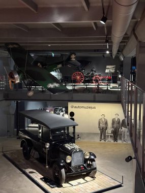 Vilnius, Litvanya - 15 Mart 2025: Vintage araba müzesi. Eski araç koleksiyonu sergisi 