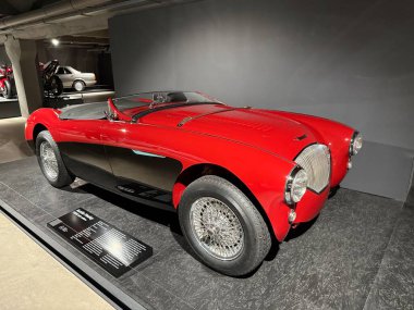 Vilnius, Litvanya - 15 Mart 2025: Vintage araba Austin Healey 100M BN2 LeMans 