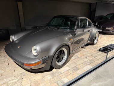 Vilnius, Litvanya - 15 Mart 2025: Porsche 911 Turbo 930