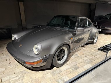Vilnius, Litvanya - 15 Mart 2025: Porsche 911 Turbo 930