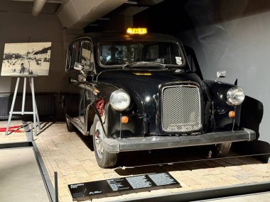 Vilnius, Litvanya - 15 Mart 2025: Eski araba Austin FX4