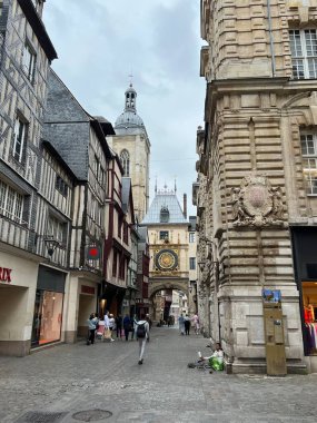 Rouen eski kasaba sokağı, Normand, Fransa. Büyük Saat, Rouen, Normandiya, Fransa 'da 14. yüzyıldan kalma astronomik bir saattir.